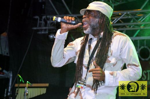Admiral Tibet (Jam) with The House of Riddim Band 22. Reggae Jam Festival - Bersenbrueck 30. Juli 2016 (17).JPG